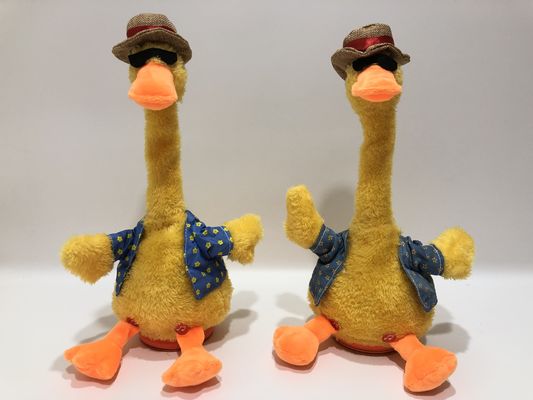 Gravação Repetindo Dança Cantando Pato Amarelo Brinquedo de Pelúcia com Chapéu de Palha