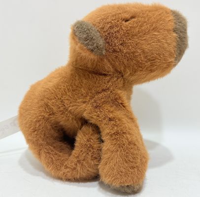 A pulseira de brinquedo de pelúcia Capybara pode ser usada em manobras de bicicletas, alças de raquetes de badminton e outras posições.