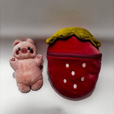 Brinquedos de pelúcia com fecho em forma de morango
