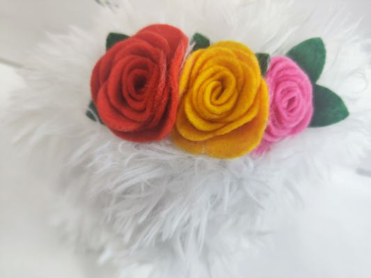 Cachorro Branco Dançarino e Cantor com flores e sinos na cabeça, brinquedo infantil, presente para o dia das crianças