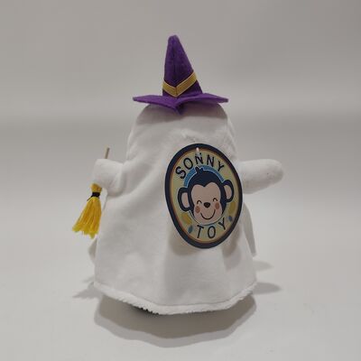 Fantasmas Brancos de Halloween Usando Chapéus e Carregando Vassouras