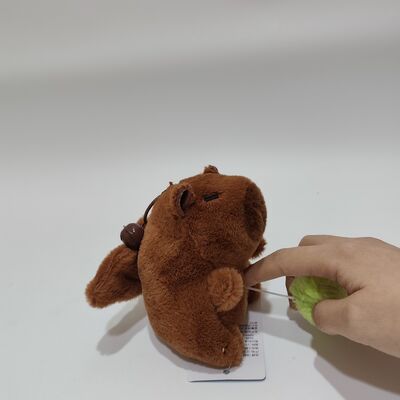 Brinquedo de pelúcia de capivara com cordel e asas batendo