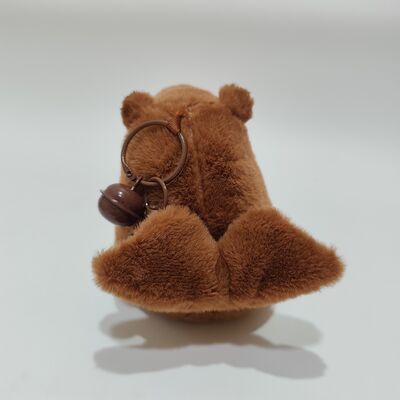 Brinquedo de pelúcia de capivara com cordel e asas batendo