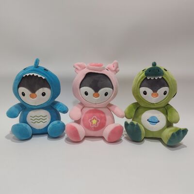 Lindo brinquedo de pelúcia de pinguim em roupas de animais Coleção de recheio suave e colorida